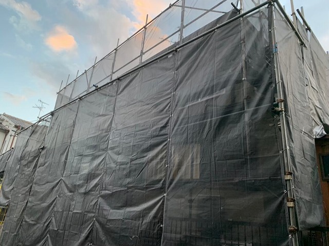 足場を建物を囲うように設置